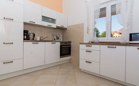 Trogir Okrug Gornji 314: Countertop, Cabinetry, Ejendom, Tap, Bygning, Køkken Apparat, Komfur, Husholdningsapparat, Skuffe, Køkken