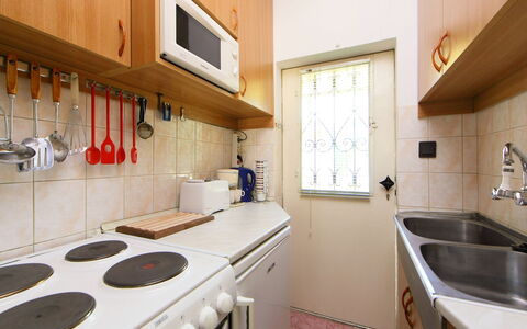 Piccola: Cabinetry, Køkkenvask, Ejendom, Håndvask, Countertop, Tap, Sanitærarmatur, Køkken, Indretning, Træ