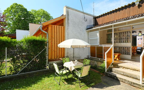 Piccola: Plante, Himmel, Ejendom, Bygning, Skygge, Træ, Land Lot, Sommerhus, Boligområde, Ejendom
