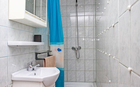 Azzurro: Tap, Sanitærarmatur, Håndvask, Badeværelsesvask, Ejendom, Spejl, Bygning, Badeværelse, Purple