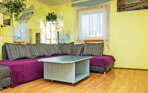 Azzurro: Ejendom, Møbel, Vindue, Plante, Couch, Dekoration, Purple, Komfort, Træ, Indretning