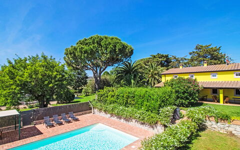 Villa Il Pellicano: Busk, Have, Eco Hotel, Skygge, Hacienda, Udvej, Landscaping, Estate, Lawn, Gård