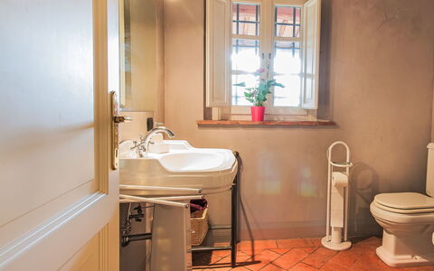 Villa Il Pellicano: Badeværelse, Sanitærarmatur, Badeværelsesvask, Gulvbelægning, Håndvask, Indretning, Tap, Etage, Vvs, Toilet