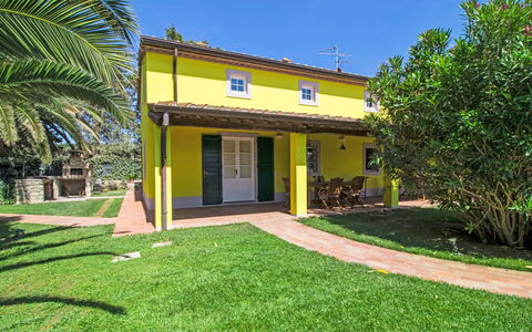 Villa Il Pellicano: Have, Skygge, Lawn, Estate, Backyard, Landscaping, Eco Hotel, Udvej, Hacienda, Gård