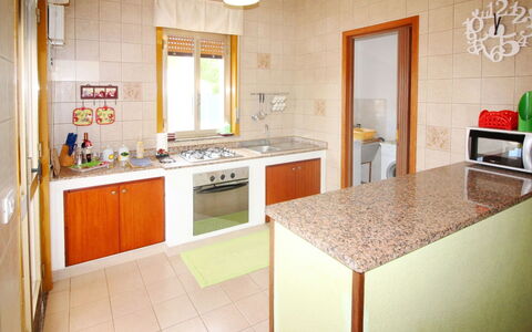 Andrea: Countertop, Cabinetry, Køkkenvask, Møbel, Håndvask, Ejendom, Tap, Køkken, Husholdningsapparat, Køkken Apparat