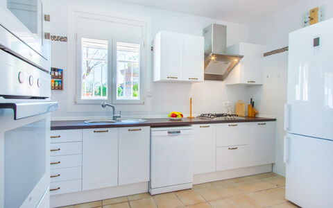 Requesens: Værelse, Ejendom, Køkken, Møbel, Cabinetry, Bygning, Countertop, Indretning, Etage, Hus