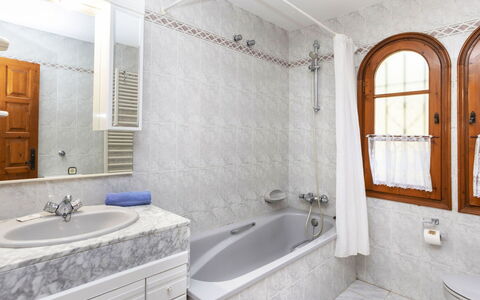 Venecia: Badekar, Tap, Sanitærarmatur, Spejl, Håndvask, Ejendom, Cabinetry, Badeværelsesskab, Badeværelse