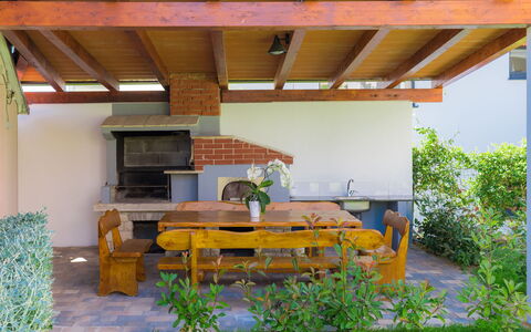 Carmen: Ejendom, Hus, Værelse, Backyard, Tag, Gård, Bygning, Pergola, Hjem, Ejendom