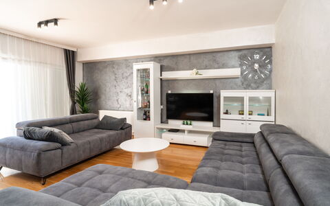 Jure: Møbel, Indretning, Gulvbelægning, Etage, Couch, Træ, Stue, Loft, Værelse, Bord
