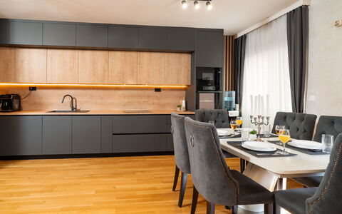 Jure: Møbel, Indretning, Gulvbelægning, Træ, Køkken, Countertop, Cabinetry, Etage, Hjem, Lysarmatur