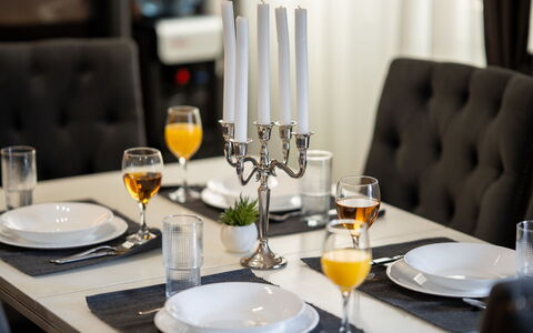 Jure: Møbel, Bordservice, Bord, Serveware, Glasservice, Drinkware, Tallerkner, Plade, Mad