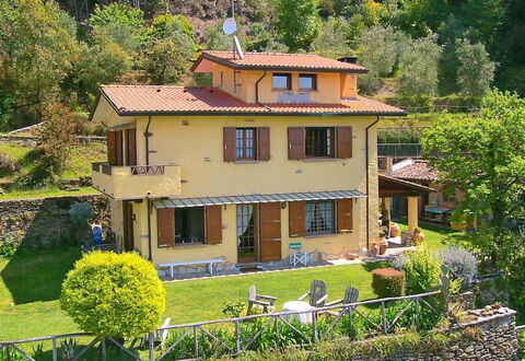 Villa La Collinetta: Plante, Vindue, Ejendom, Bygning, Grøn, Træ, Hus, Gul, Vegetationen, Sommerhus