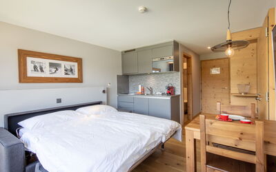Swisspeak Resorts Vercorin 9000.116: Møbel, Indretning, Træ, Loft, Soveværelse, Gulvbelægning, Seng, Værelse, Etage, Bord