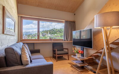 Swisspeak Resorts Vercorin 9000.122: Indretning, Gulvbelægning, Træ, Etage, Loft, Møbel, Værelse, Couch, Stue, Hårdttræ