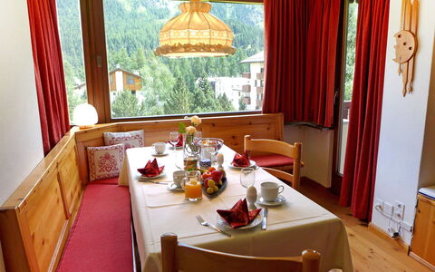 St. Moritz 26: Værelse, Ejendom, Spisestue, Møbel, Bord, Indretning, Bygning, Gardin, Hus, Vindue Behandling
