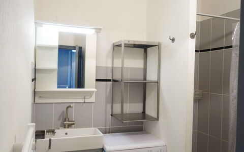 Le Continental: Cabinetry, Håndvask, Tap, Bygning, Badeværelsesskab, Sanitærarmatur, Vaskerum, Countertop, Indretning, Etage