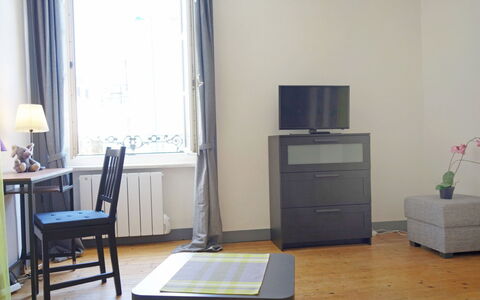 Le Continental: Møbel, Bord, Ejendom, Bygning, Træ, Indretning, Cabinetry, Etage, Stol, Gulvbelægning