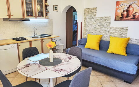 Ive: Bord, Ejendom, Couch, Billedramme, Møbel, Indretning, Stue, Belysning, Arkitektur, Etage