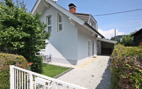Seehaus Blue Faak: Himmel, Plante, Ejendom, Bygning, Vindue, Træ, Hus, Land Lot, Sommerhus