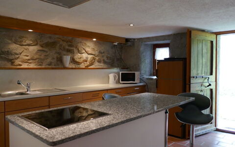 Sole: Countertop, Værelse, Ejendom, Køkken, Møbel, Cabinetry, Indretning, Bygning, Håndvask, Hus