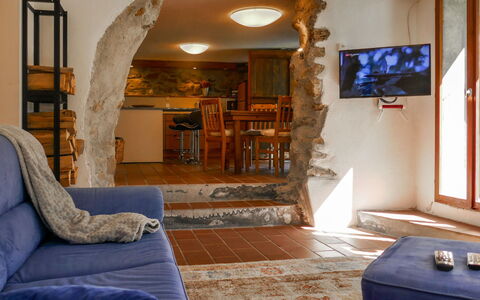 Sole: Værelse, Møbel, Ejendom, Stue, Indretning, Bygning, Hus, Couch, Hjem, Loft