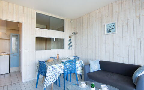 Balafen: Bord, Møbel, Ejendom, Couch, Cabinetry, Azure, Studio Couch, Gulvbelægning, Hus, Indretning