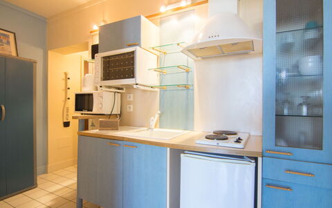 Balafen: Cabinetry, Køkken Apparat, Komfur, Countertop, Køkken, Husholdningsapparat, Træ, Gulvbelægning, Indretning, Køleskab
