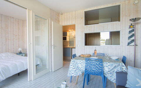 Balafen: Møbel, Ejendom, Bord, Azure, Textile, Indretning, Træ, Skygge, Arkitektur, Etage