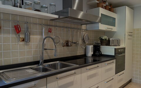 Anfora!!: Køkken, Countertop, Køkkenvask, Håndvask, Cabinetry, Køkken Apparat, Indretning, Gulvbelægning, Sanitærarmatur, Tap