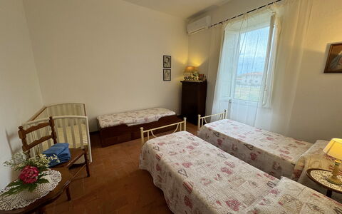 Casa Romana: Møbel, Etage, Gulvbelægning, Indretning, Træ, Soveværelse, Seng, Sengetøj, Sengetøj, Sengetøj