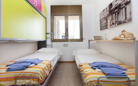 Cala D'Or: Ejendom, Møbel, Bygning, Komfort, Bed Frame, Textile, Vindue, Indretning, Træ