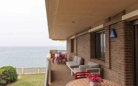 Cala D'Or: Plante, Bygning, Himmel, Bord, Couch, Vindue, Vand, Arkitektur, Stol, Skygge