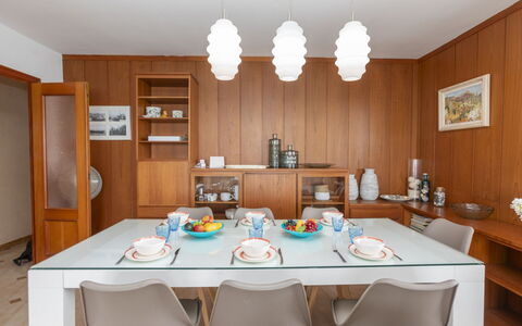 Cala D'Or: Bord, Møbel, Ejendom, Hvid, Stol, Indretning, Cabinetry, Belysning, Træ, Køkken & Spisebord