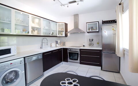 Una: Værelse, Ejendom, Countertop, Køkken, Cabinetry, Møbel, Indretning, Større Bandage, Bygning, Komfur