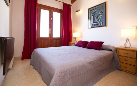 Calpe Calp 435: Soveværelse, Seng, Værelse, Møbel, Ejendom, Sengetøj, Indretning, Bed Frame, Bygning, Madras
