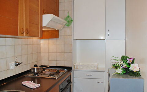 Vista Lago: Værelse, Ejendom, Køkken, Cabinetry, Countertop, Flise, Møbel, Komfur, Større Bandage, Hus