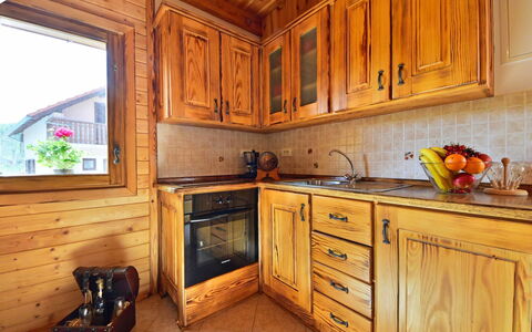 Lana: Countertop, Cabinetry, Værelse, Køkken, Ejendom, Møbel, Bygning, Gul, Indretning, Hus