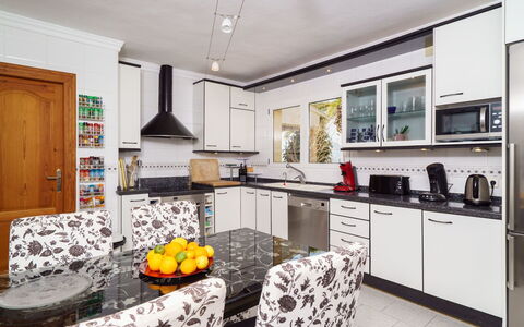 Bellevue: Cabinetry, Countertop, Møbel, Ejendom, Komfur, Køkken, Indretning, Skuffe, Husholdningsapparat