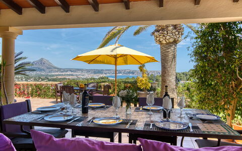 Bellevue: Bord, Himmel, Møbel, Ejendom, Plante, Stol, Udendørs Bord, Skygge, Udendørs Møbler, Paraply