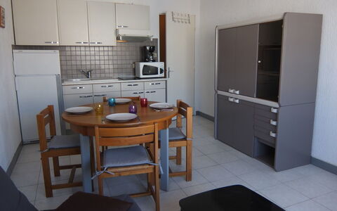 Saint Cyprien 491: Værelse, Ejendom, Møbel, Bygning, Hus, Indretning, Etage, Bord, Lejlighed, Loft