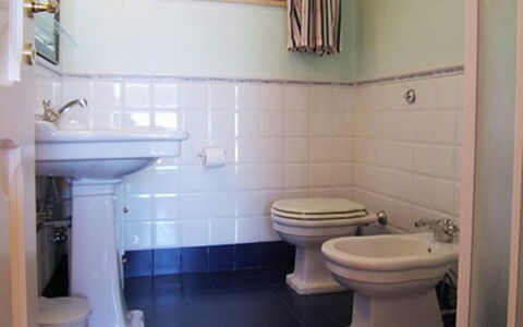 Raggio Di Sole Sull'argentario: Badeværelse, Ejendom, Værelse, Toilet, Sanitærarmatur, Toiletbræt, Etage, Flise, Purple, Håndvask