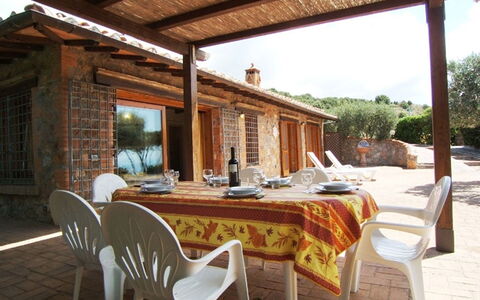 Raggio Di Sole Sull'argentario: Ejendom, Bygning, Værelse, Møbel, Ejendom, Bord, Hus, Gårdhave, Hjem, Veranda