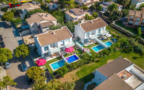 Teresa Beach 1: Bygning, Ejendom, Plante, Vindue, Træ, Hus, Land Lot, Urban Design, Vegetationen, Kvarter