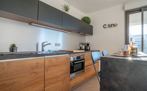 Rive Gauche: Cabinetry, Tap, Countertop, Køkkenvask, Håndvask, Træ, Køkken, Indretning, Vindue, Komfur