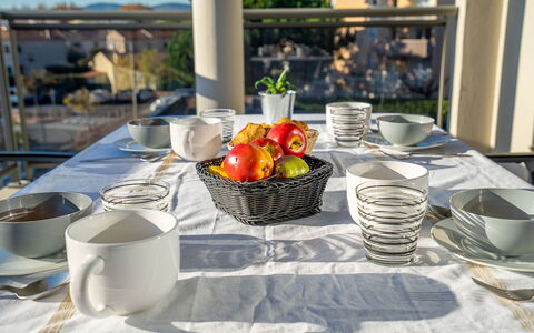 Rive Gauche: Bord, Bordservice, Møbel, Tallerkner, Drinkware, Mad, Plade, Plante, Dug, Indretning
