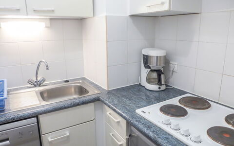 Fréjus 540: Countertop, Ejendom, Værelse, Køkken, Flise, Håndvask, Cabinetry, Møbel, Indretning, Køkkenvask