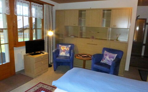 Grindelwald 570: Ejendom, Møbel, Vindue, Komfort, Bord, Television, Træ, Textile, Indretning, Pude