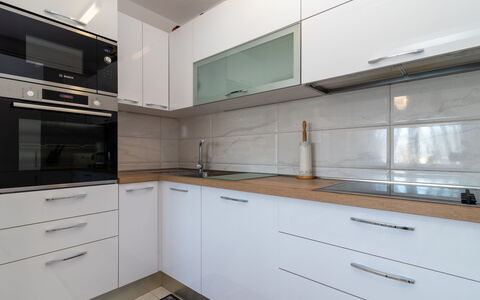 Melita Lara: Cabinetry, Countertop, Bygning, Køkken, Komfur, Skuffe, Køkken Apparat, Træ, Gulvbelægning, Bejdse