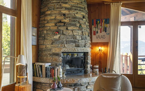 Chalet Mayens: Møbel, Ejendom, Bygning, Bord, Billedramme, Træ, Couch, Indretning, Etage, Stue