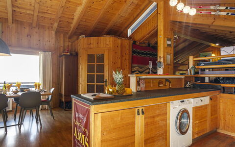 Chalet Mayens: Møbel, Cabinetry, Træ, Indretning, Countertop, Køkken, Etage, Bejdse, Gulvbelægning, Hårdttræ